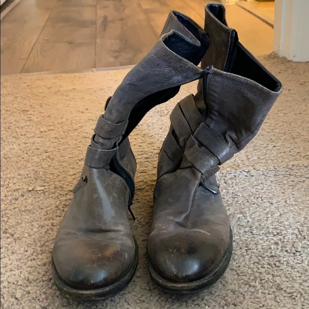 Vera Wang Lavender Vero Cucio Boots